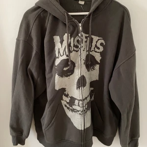 Grunge hoodie - Jätte snygg zip up hoodie med tryck😉☠️Ganska tjockt material och man fryser inte med den på:) den är lite nopprig men inget man tänker på😉