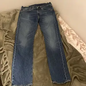 Blå Levis jeans lågt pris för väl använda 