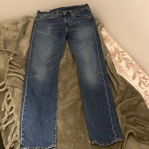 Levis jeans  - Blå Levis jeans lågt pris för väl använda 
