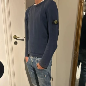 Stone island  - Hej,säljer nu min stone island hoodie för den är för liten. Stickad. Fint skick  Finns defekter 