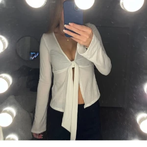 tröja med knytning - superduper fin tröja, aldrig använd och i nyskick. Lite genomskinlig som syns på bilderna men annars super fin och bekväm.