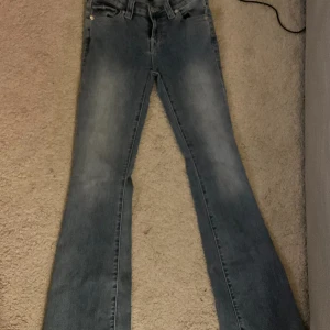 True religon jeans  - Ett par skit snygga jeans från True religon, dom är i storlek 25 och sitter som s,34. Dom är mid  Waist. Köpt för 2 veckor sen och är använda en gång så är i mycket bra skick.	köpt för 1499kr och säljer för 1199kr då dom är nästan helt nya. 