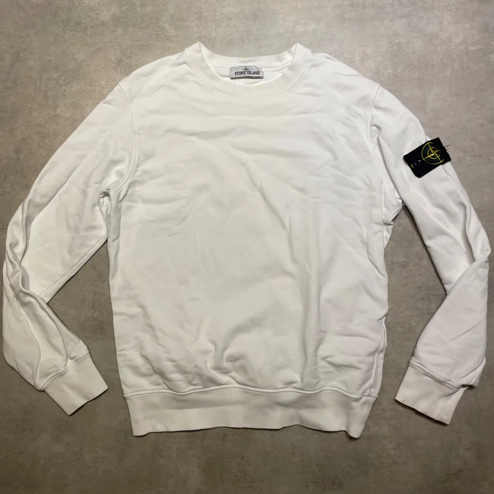 Tja ! Säljer nu denna riktigt schyssta stonie crewnecken! Size M! Gottskick, finns nått litet tecken på använding men annars topp! Perfekt att ha under en väst nu till hösten! Vid frågor är det bara att höra av sig ! Allt gott ! 🤙. Tröjor & Koftor.