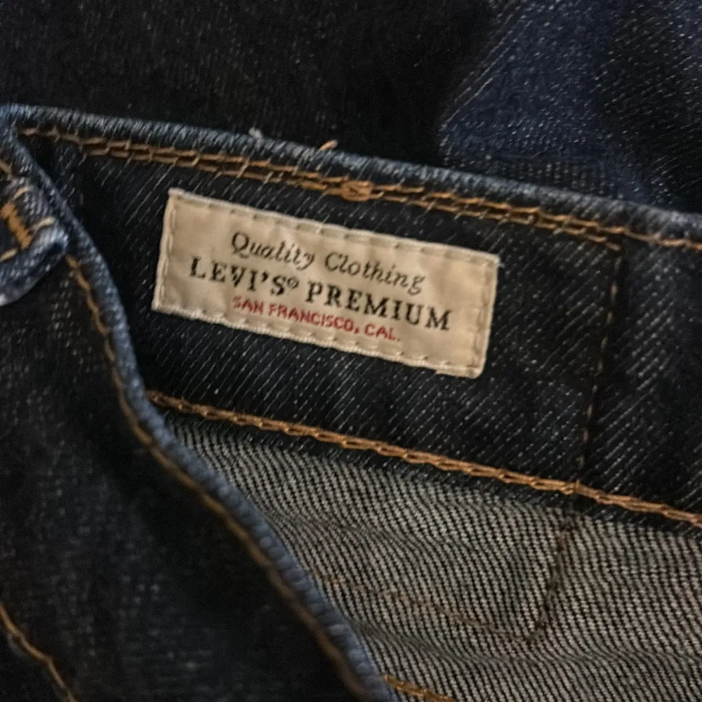 Säljer dessa Levis 511 i slim passform. De är inte jätte använda och är i fint skick. Inga hål eller fläckar. Skriv vid minsta fundering eller fårga 🙏🏻🤙🏻💯.. Jeans & Byxor.