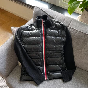 Moncler Cardigan - Säljer denna riktigt sköna cardigan. Size L, fits L/M. Meddela oss gärna vid funderingar!