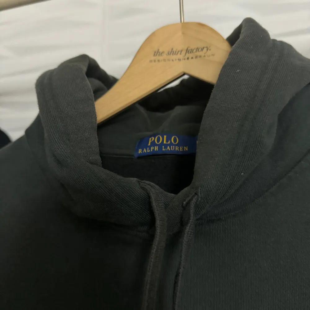 Säljer denna sköna Ralph Lauren hoodie i storlek Medium. Inköpt mars 2024 från Boozt. Bra skick.   Ord. Pris 2495kr  Material: 87% bomull 13% polyester. Hoodies.