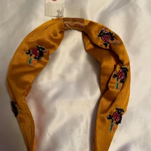 *NY*Vackert Diadem med pärlbroderi Fr Indiska, Presenttips !  - Mischa headband-Nytt oanvänt senapsgult/orange diadem med pärlbroderier, lapp kvar. Inget att anmärka på.
