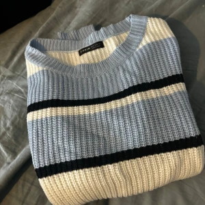 Billigt  - Jeans xs fb sister  T-shirt hm xs Stickad s Shein  Använda några få gånger allt för ca 100-150kr kom me prisförslag Eller skriv om ni vill köpa enstaka plagg🫶🏻