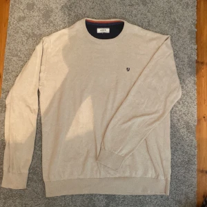 Stickad tröja - Rikgit snygg stickad tröja ifrån märket Jack’s sportswear intl  Rikgit bra skick inga tacken alls på andvänding  Skick 9,5/10 Jag är 185cm och 68kg  Skriv vid minsta fråga eller fundering🔥