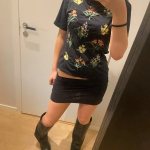 Svart t-shirt - Skit snygg svart t-shirt med blommor. Pris går att diskutera!🙌
