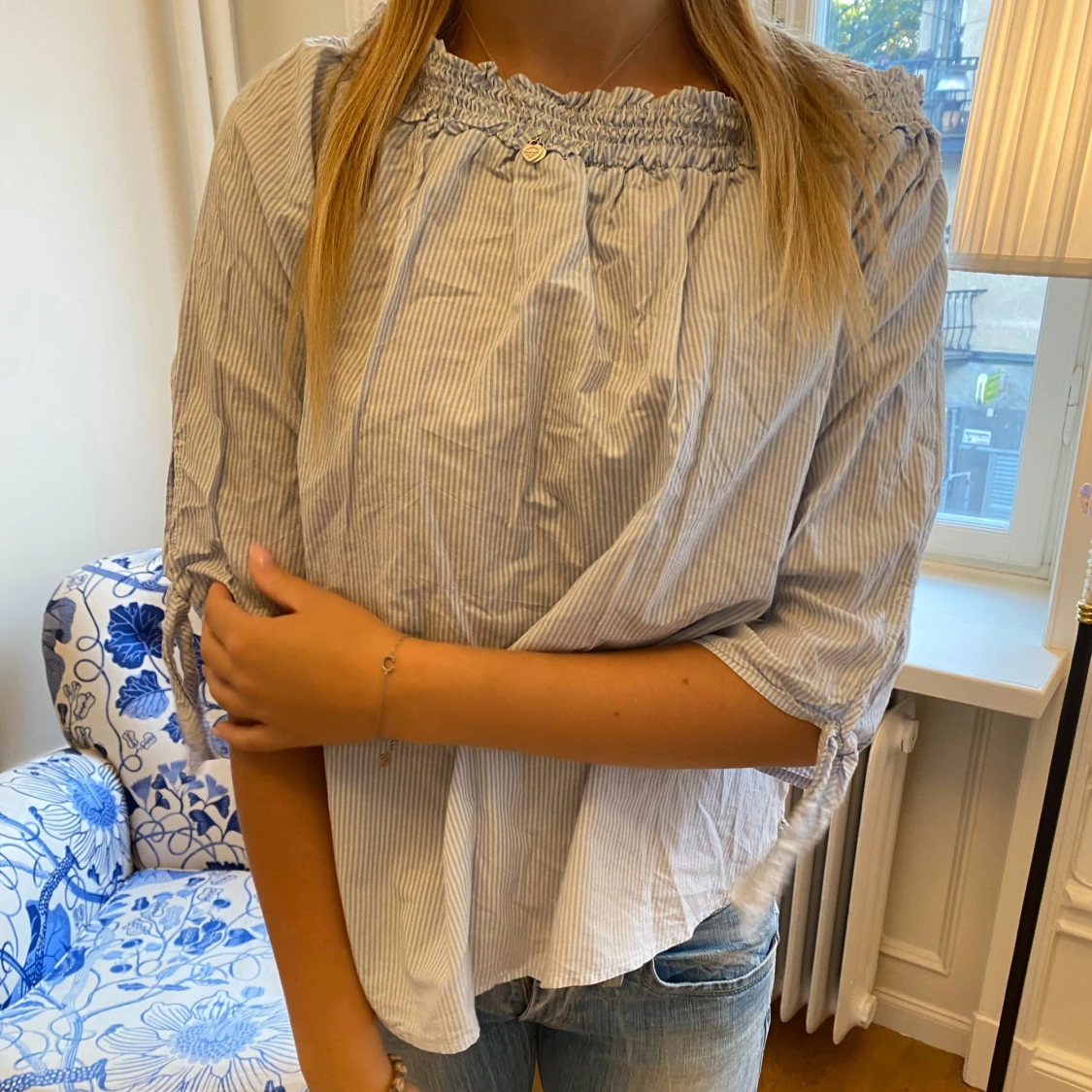 Söt blårandig blus  - 91