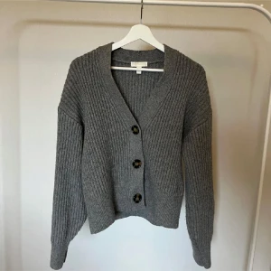 Stickad kofta - Superfin stickad kofta från h&m💕