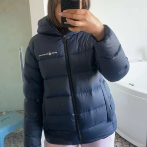 Sail Racing jacka  - Säljer min fina jacka för att jag inte använder den längre för att den har blivit för stor för mig har använt Max 5-7 gånger. priset kan absolut diskuteras😊😊