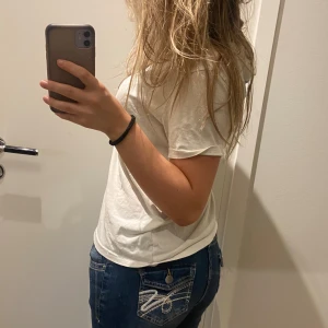 Vit T-shirt med tryck på ryggen  - En skit cool vit t-shirt med tryck på ryggen. Pris går att diskutera 🙌