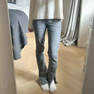 Jeans  - Säljer dessa bootcut grå jeans med slits vid fötterna. De är mid/high rise och sitter superbra samt är i bra skick. De står att de är i storlek 38 men passar även mig som är 34!