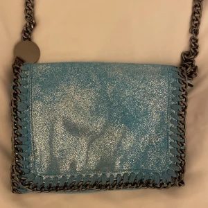 Stella McCartney  - Säljer denna väska som jag fick i present den är i jätte bra skicke har dock inte använt den. Den är som sprillans ny. Pris och sånt kan vi diskutera om.