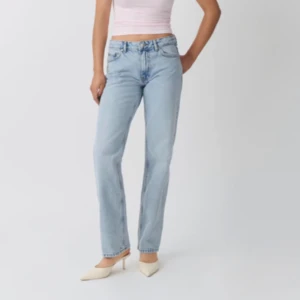 Straight low jeans - Köpta på Gina tricot , säljes då de ej kommer till användning. Storlek 32 🫶🏽 nypris 500