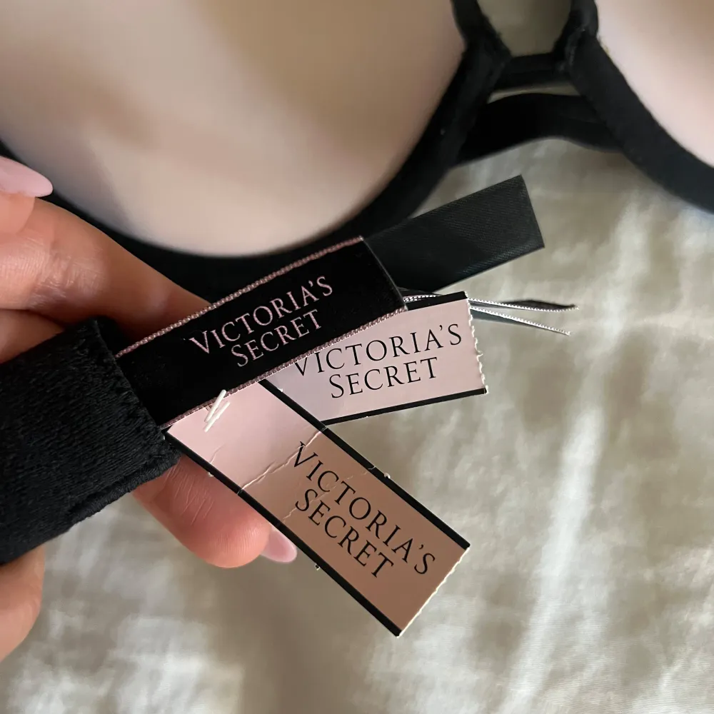 helt nya victoria secret bh i modell som inte säljs längre, prislappar och alla lappar sitter fortfarande på aldrig använd. Amerikansk storlek 32B motsvarar europeisk 70B. Ny pris: 650kr. Toppar.