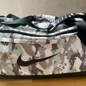 Träningsväskan  - Säljer en träningsväska. Storlek L. Skick 8/10