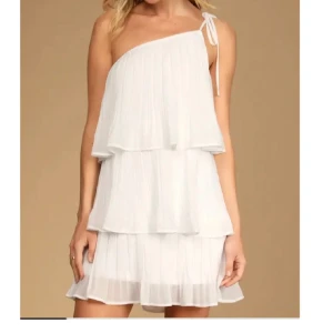 Klänning  - Jätte fin vit klänning från lulus. Använd en gång, säljer då jag inte vet när jag ska använda den mer🥰 nypris 900kr och säljer för 600