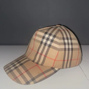 Burberry keps  - Burberry keps. Skick 9/10. Storlek M.