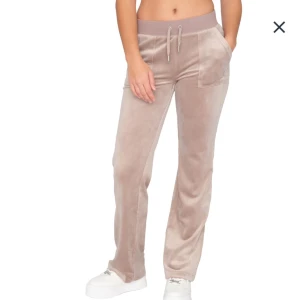 Juicybyxor - Säljer dessa juicybyxor från juicy couture, eftersom retur datumet gått ut och jag glömt returnera tillbaka dem (jag beställde fel färg). Dom är helt oanvända o etiketten är kvar samt påsen dem kom i.Dem ser mörkare ut på min bild än i verkligheten.