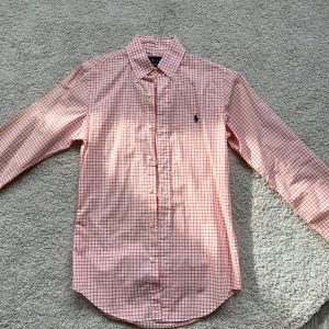 Skjorta, Ralph Lauren -  Rutig skjorta från Ralph Lauren i storlek XS. Skjortan är i väldigt gott och och använts fåtal gånger. 