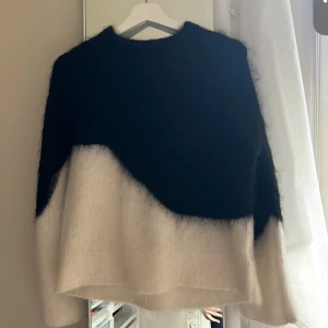 Intressekoll på min &other stories tröja i stl Xs men den sitter mer som S - Jag har bud på 1500kr så ge inte prisförslag under det! Tröjan är använd 1 gång därav jätte bra skick! Säljer då jag sparar till en annan sak, tröjan är extremt svår att få tag i💕💕eller köp för 1500kr via ”köp nu”