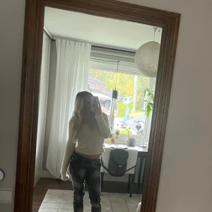 Lågmidjade jeans - Säljer dessa super snygga Lågmidjade straightleg jeansen från märket S.L.Y. Storlek 29 men mer som en 28. Tyvärr var dom lite för långa för mig på 163💋💋💋