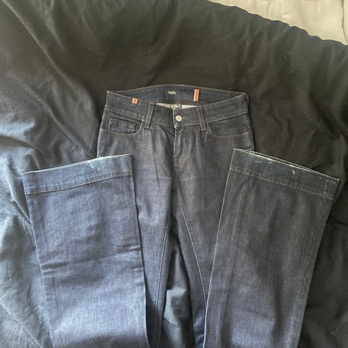 lågmidjade bootcut jeans  - 90