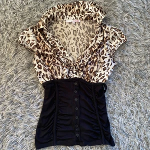 Korsett topp - Vintage blouse, korsett liknande topp i stretchigt material. Leopard mönster. Storlek 38 men mindre i storlek och motsvarar 36😊