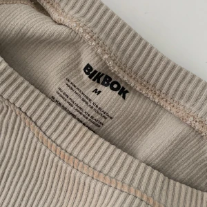 Tränings tröja från BikBok  - I storlek M 