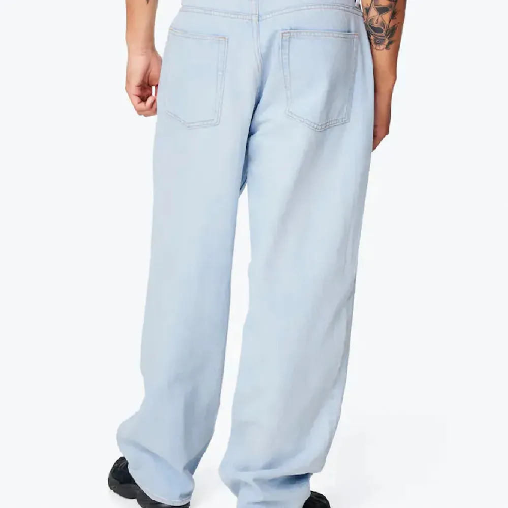 Säljer ett par nya baggy jeans, de är i nyskick och är aldrig använda, jag köpte dem för 700kr och säljer dem nu för 329kr hör av dig vid frågor:)). Jeans & Byxor.