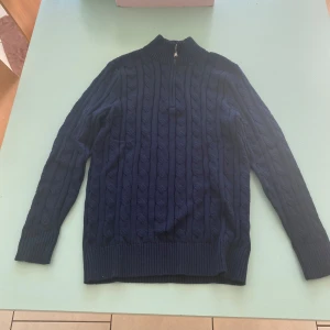 Half Sip - Helt ny oanvänd tröja, säljer för att den inte passa mig. Storlek S