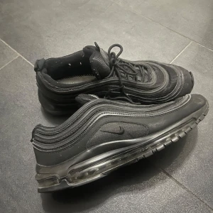 Skor - Säljer ett par skor som inte används längre,inget fel på dem 