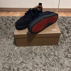 Loubitin skor - Säljer nu mina mörkblåa loubitins som är äkta (kvittot finns på bild nmr 2) Cond 8/10 inga fel. Använda helt okej många gånger men försiktigt. Är strl 45 men passar 44. Extra nitar samt snören ingår.