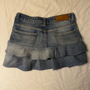 Jeanskjol med volanger - Sytt den själv! Passar någon med storlek xs-s. Inga defekter