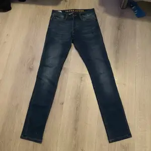 Jack&jones slim/glenn fit jeans i mörkblå färg aldrig använda. Size 29/32. Ordinarie pris: 749