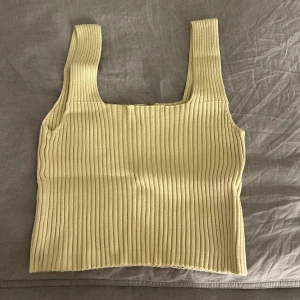 Beige topp - Beige topp som är i storlek S. Använd 2 gånger och är i väldigt god skick. 