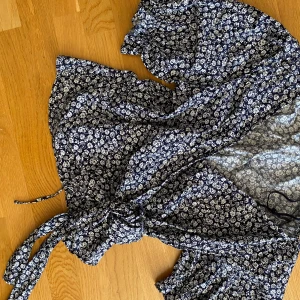 Stories blus - Svart blommig blus