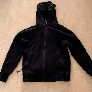 Cp company kofta - En äkta cp company kofta i hyfsat skick. Förutom en spricka i en av googelsen (sista bild) därav priset. Köpt för 2,7. Kvitto, qr kod, tags finns. Kom dm för mer info eller bilder.