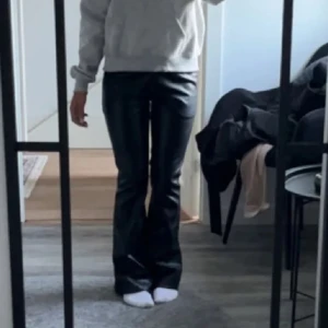 Low waist booutcut skinnbyxor  - Säljer dessa jättefina skinnbyxor då jag har ett annat par också🥰vill sälja de för runt 500 så kom gärna med förslag! Jag är 164 så skulle säga att dem passar från 165 och nedåt, strl xxs men passar absolut xs. De har inga som helst defekter ❤️