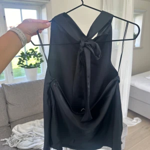 Bikbok blus  - Snygg festtopp från Bikbok. Använd 1 gång så nyttskick💓💃🏼