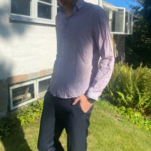 H&M skjorta  - Rutig fin skjorta. Mjuka fina färger. Köpt från H&M. Inget problem med den alls. Nypris 400kr.