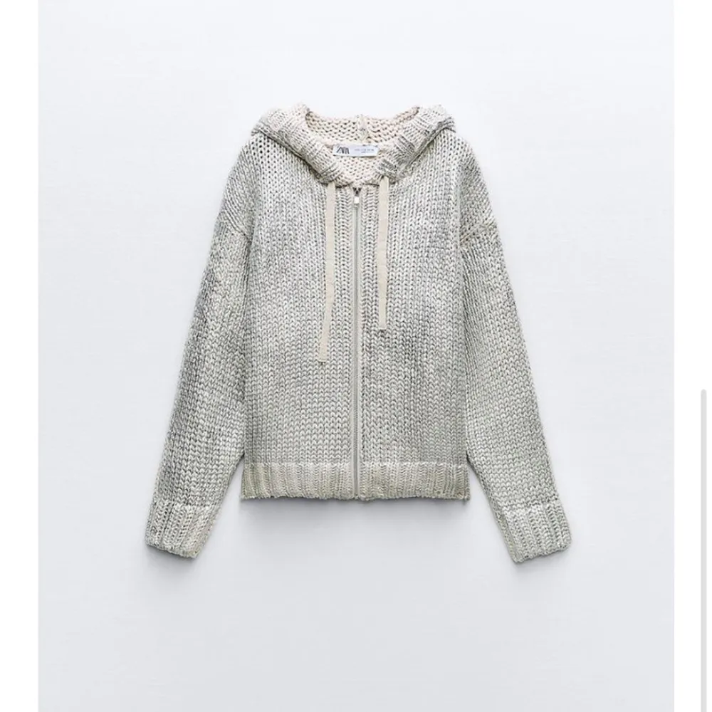 Från zara och aldrig använd. Säljer då den tyvärr var för stor och inte hann skicka tillbaka. Skriv för fler bilder💕. Hoodies.