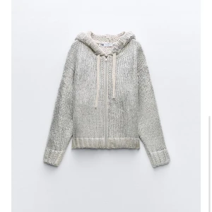 Stickad cardigan med huva - Från zara och aldrig använd. Säljer då den tyvärr var för stor och inte hann skicka tillbaka. Skriv för fler bilder💕