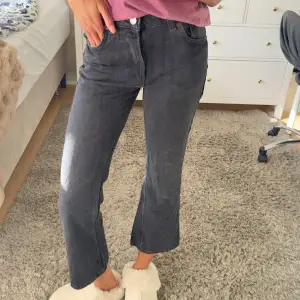 Säljer dessa svarta ankellånga jeans från Zara . I fint skick och knappt använda. Storlek 34. Jag är 178cm lång! Använd gärna ”köp nu”