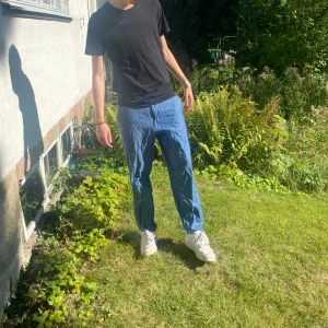 Uniqlo linnebyxor - Blå byxor i linne. Avslappnad passform och luftiga (L).  Kul med lite färg. Perfekta för sommardagar ute i solen! 🕶️. nypris 600kr.