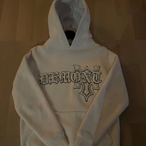 Hoodie - Säljer denna Demont hoodien pga att den är för liten. Köpt i våras och använd 1 gång sen märkte jag att den var alldeles  för liten. Nypris på hoodien är ca 1000kr .  Storlek xs  Nyskick därav säljer jag den för lite högre pris. Ingår en påse. 