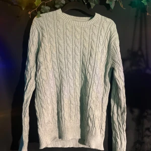 Stickat tröja  - Säljer för inte min stil längre